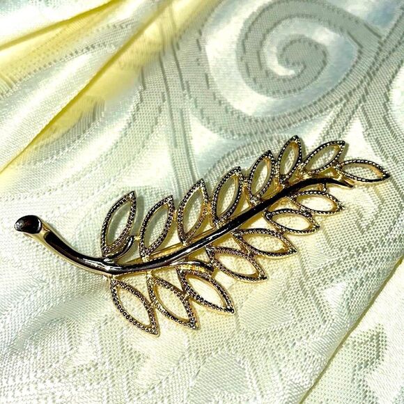 Vintage gold tone open design leaf pin about 3 inches long - Picture 3 of 5